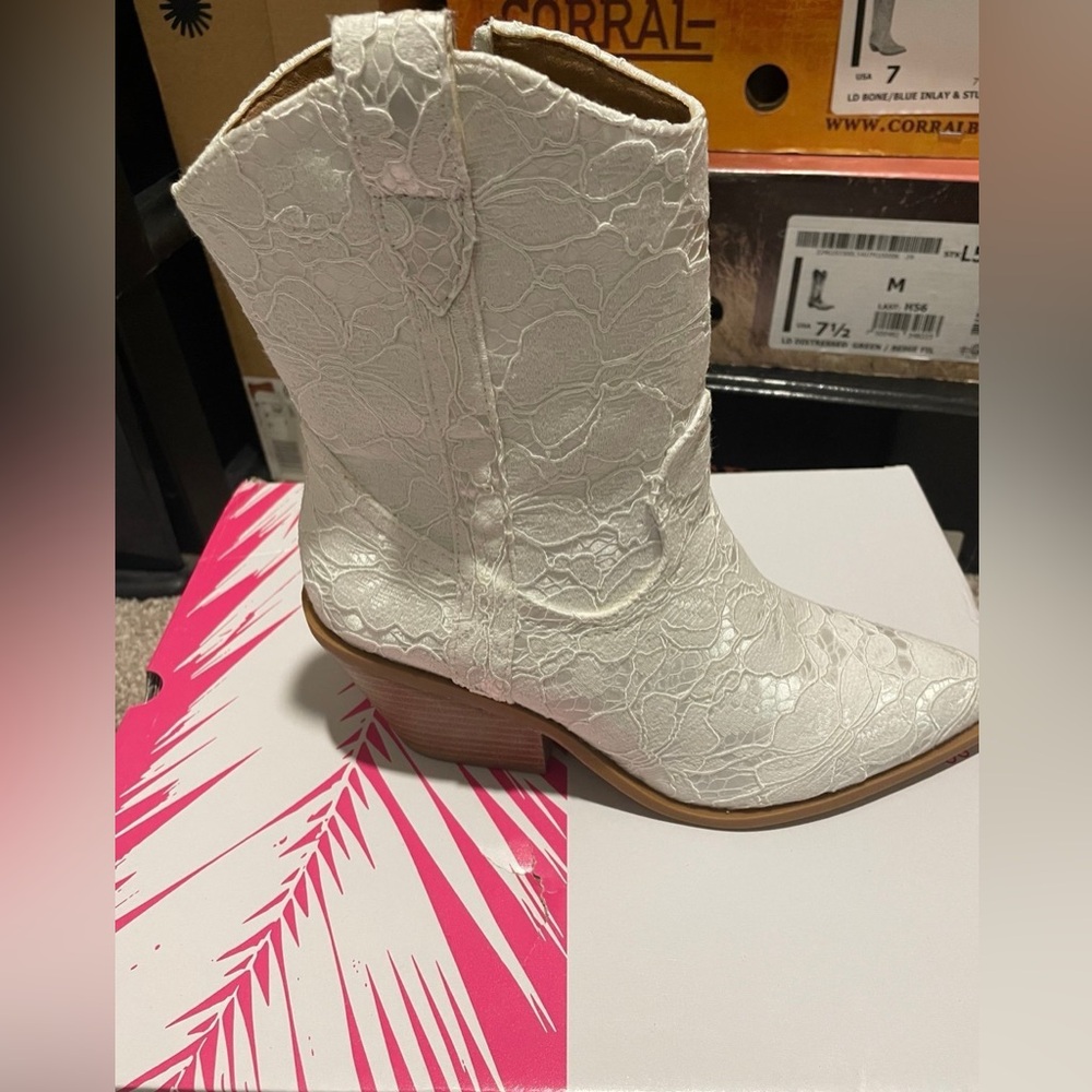 CORKYS white Lace boots new 7
